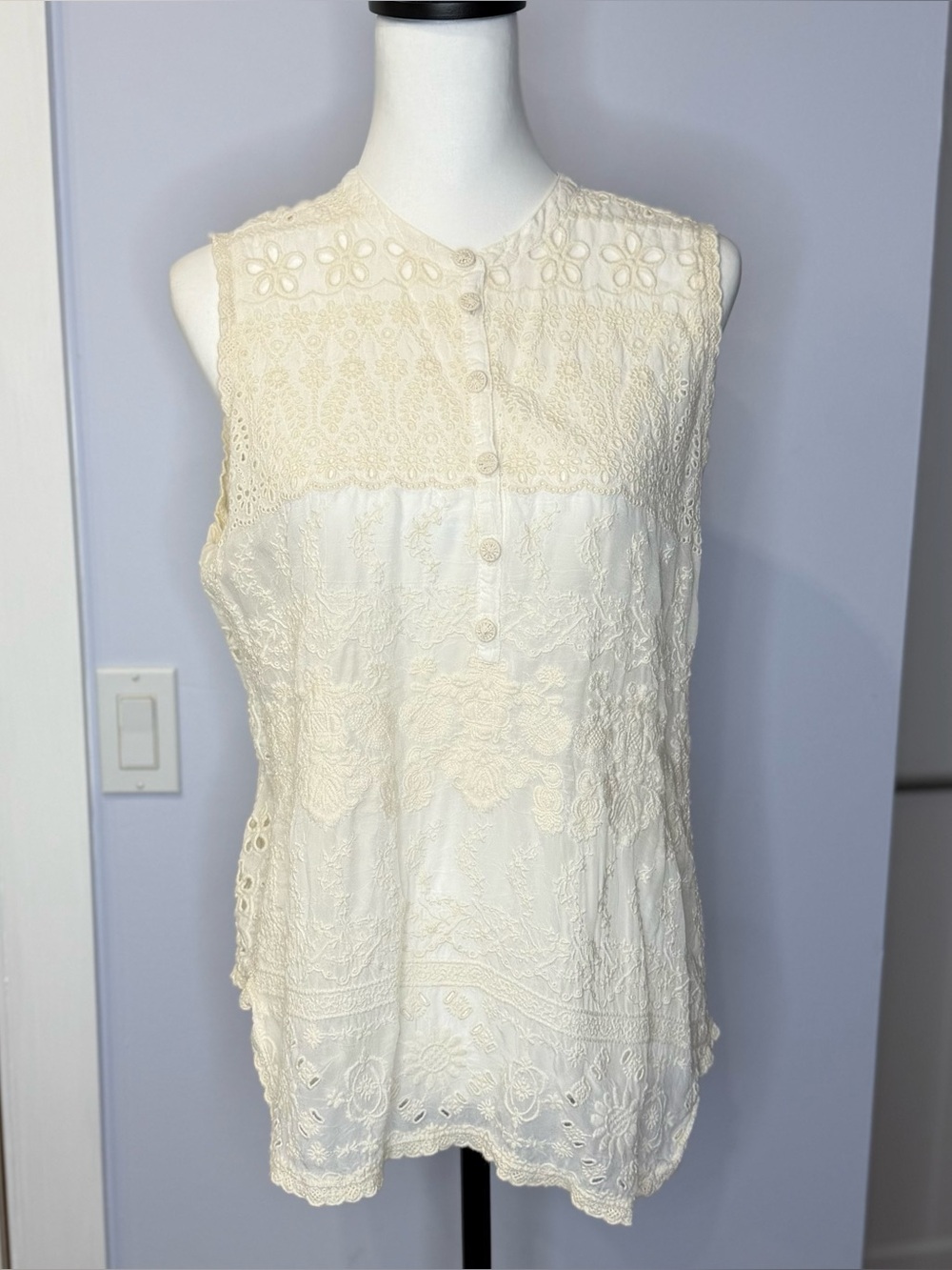 Johnny Was Sleeveless Cream Lace-Embroidered Top, quarter button, SZ M. Like New